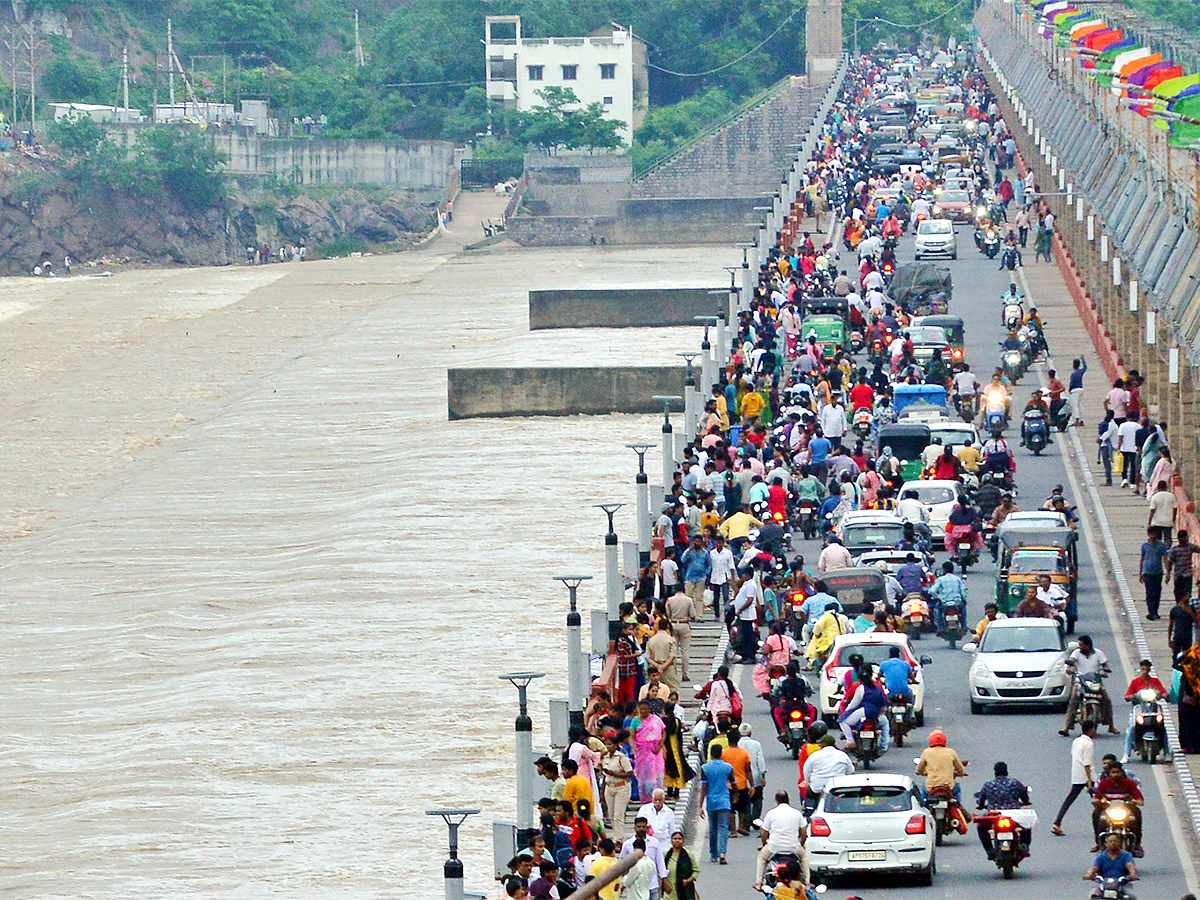 Flood_20Warning_20at_20Prakasam_20Barrage-1.jpg 1