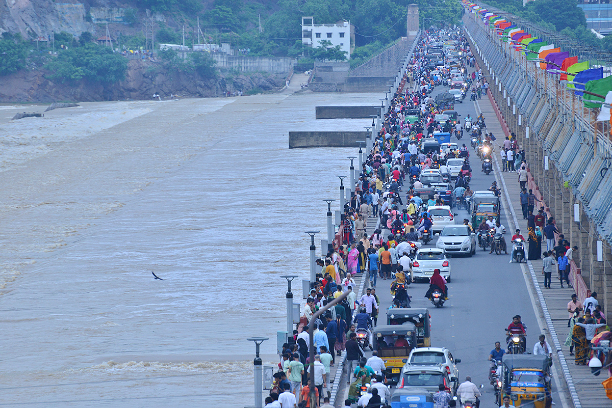 Flood_20Warning_20at_20Prakasam_20Barrage-11.jpg 11