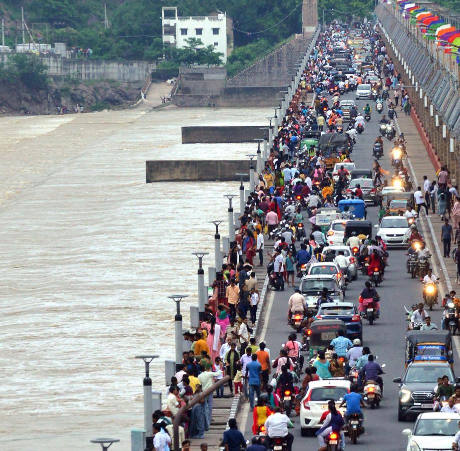 Flood_20Warning_20at_20Prakasam_20Barrage-12.jpg 12