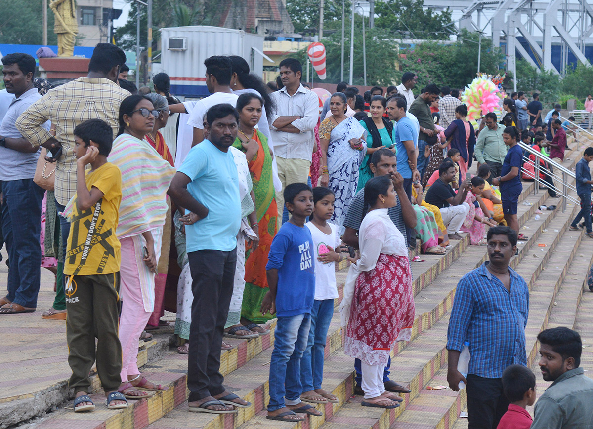 Flood_20Warning_20at_20Prakasam_20Barrage-15.jpg 13