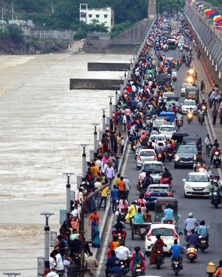 Flood_20Warning_20at_20Prakasam_20Barrage-17.jpg 15