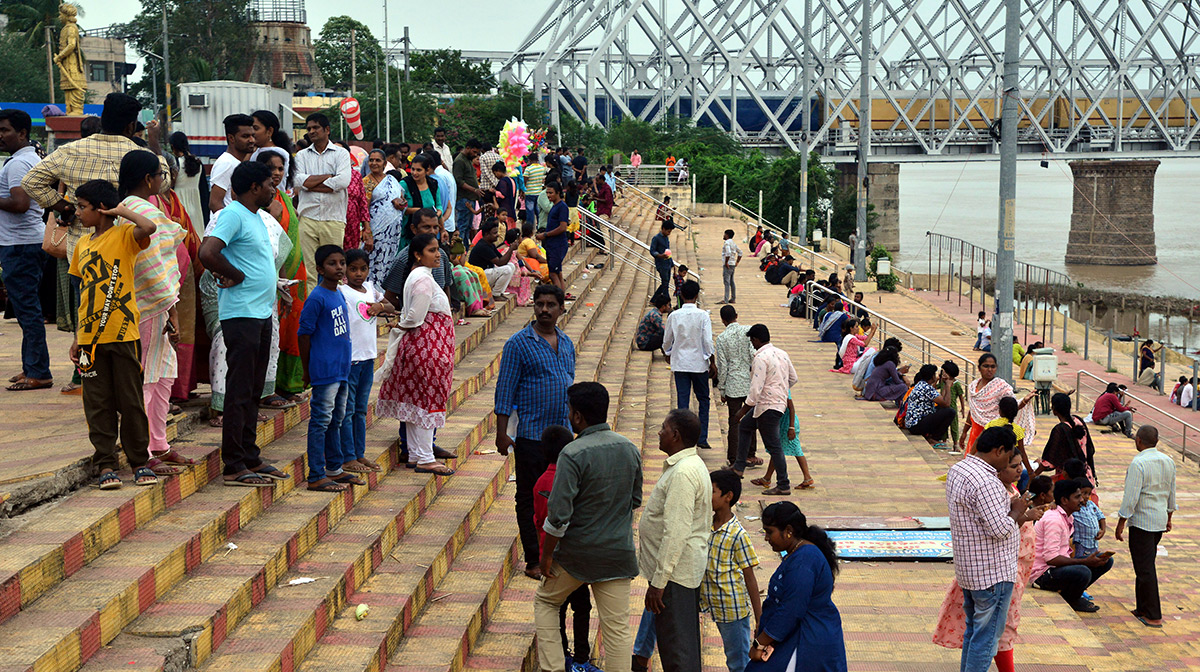 Flood_20Warning_20at_20Prakasam_20Barrage-3.jpg 3