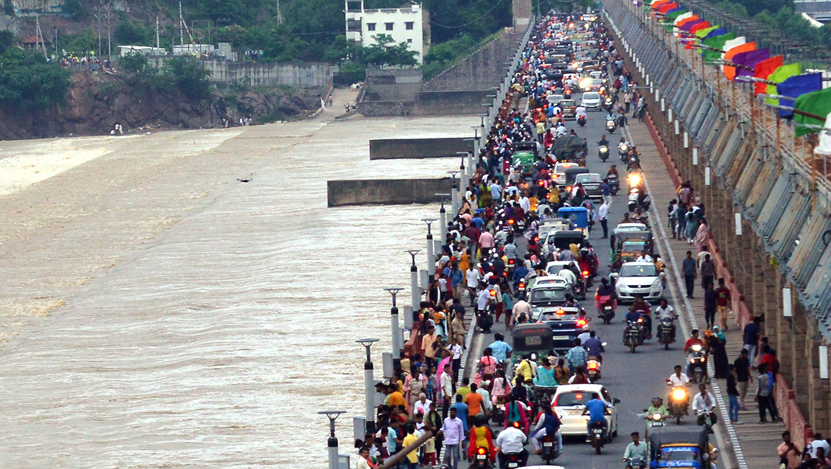 Flood_20Warning_20at_20Prakasam_20Barrage-4.jpg 4