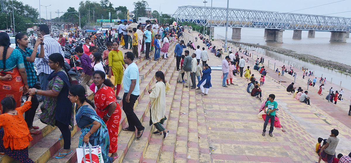 Flood_20Warning_20at_20Prakasam_20Barrage-5.jpg 5