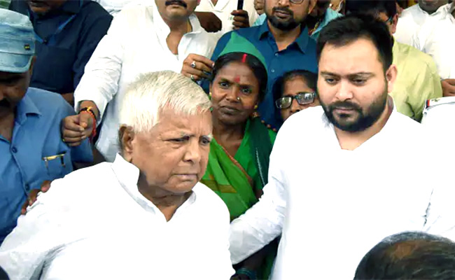 Lalu-Yadav-Family-In-Land.jpg