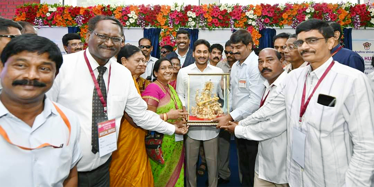 CM_20YS_20Jagan_20Inaugurates_20A_20Host_20Of_20Facilities_20Of_20At_20AU-13.jpg 13