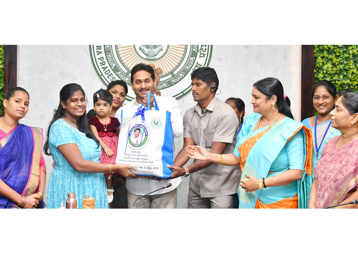 AP_20CM_20Jagan_20handed_20over_20YSR_20Sampoorna_20Poshana_20Kits_20Photos_1.jpg 2