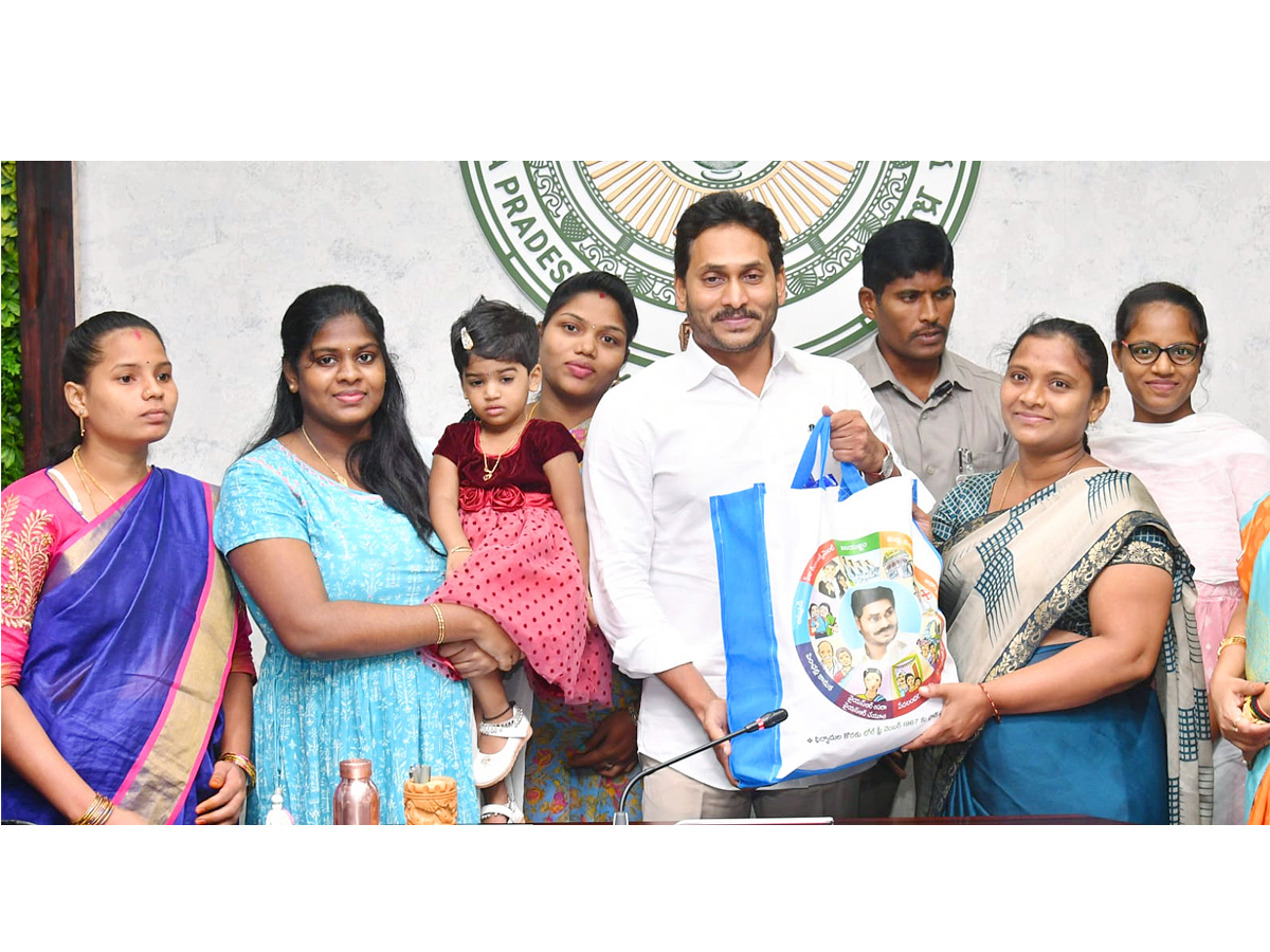 AP_20CM_20Jagan_20handed_20over_20YSR_20Sampoorna_20Poshana_20Kits_20Photos_2.jpg 3