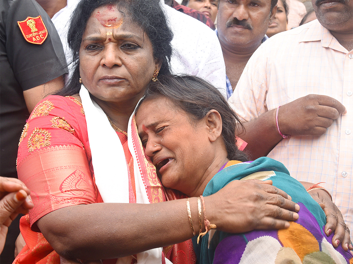 Governor_20Tamilisai_20Visits_20Flood_20Affected_20Areas_20in_20warangal_20Pics-1.jpg 1