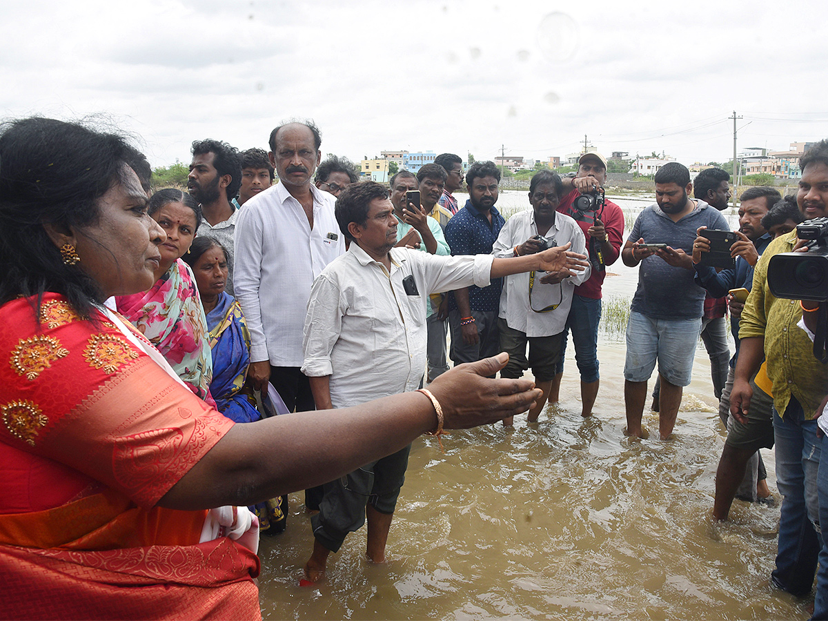 Governor_20Tamilisai_20Visits_20Flood_20Affected_20Areas_20in_20warangal_20Pics-10.jpg 9