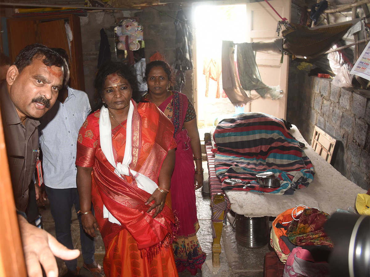 Governor_20Tamilisai_20Visits_20Flood_20Affected_20Areas_20in_20warangal_20Pics-11.jpg 10