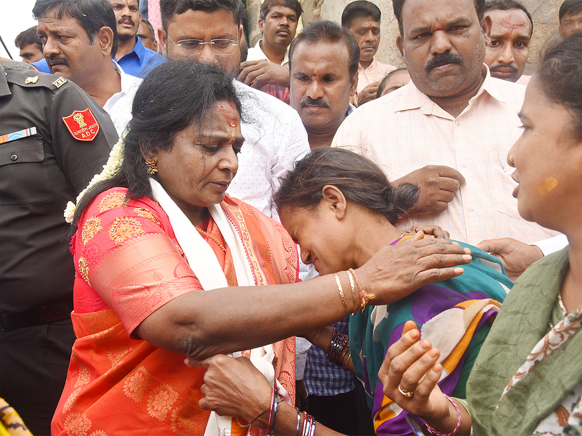 Governor_20Tamilisai_20Visits_20Flood_20Affected_20Areas_20in_20warangal_20Pics-13.jpg 11