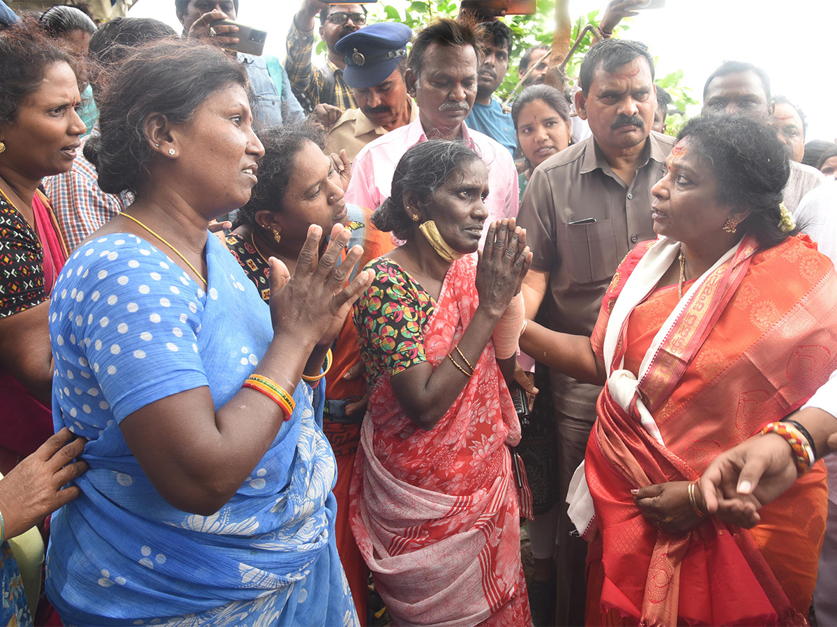 Governor_20Tamilisai_20Visits_20Flood_20Affected_20Areas_20in_20warangal_20Pics-14.jpg 12