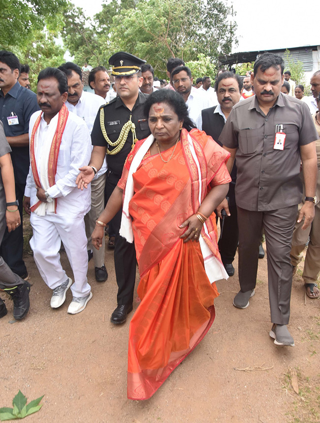 Governor_20Tamilisai_20Visits_20Flood_20Affected_20Areas_20in_20warangal_20Pics-15.jpg 13