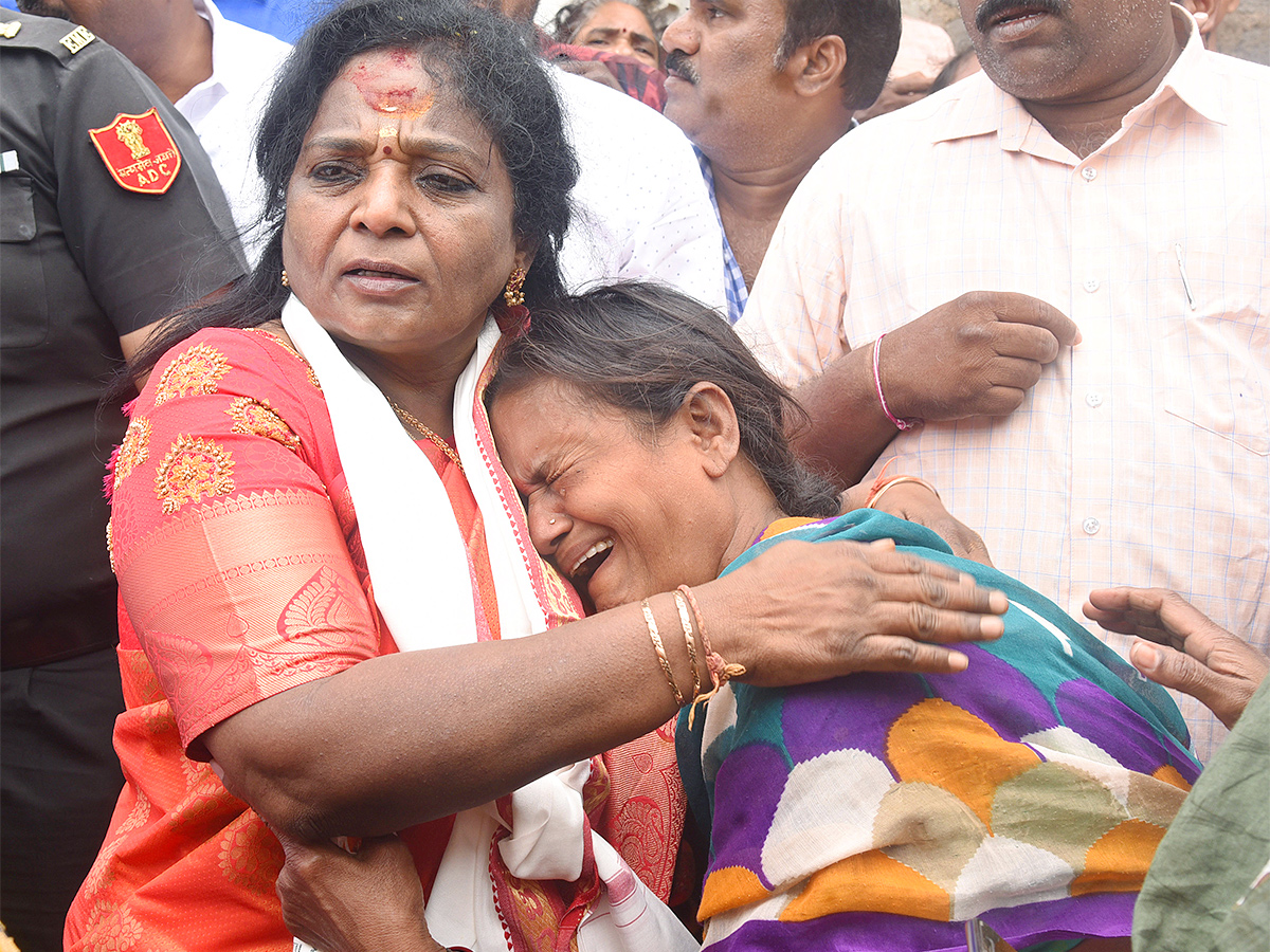 Governor_20Tamilisai_20Visits_20Flood_20Affected_20Areas_20in_20warangal_20Pics-16.jpg 14