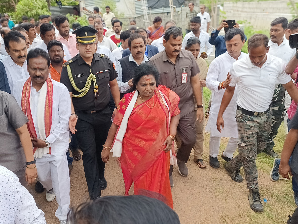 Governor_20Tamilisai_20Visits_20Flood_20Affected_20Areas_20in_20warangal_20Pics-17.jpg 15