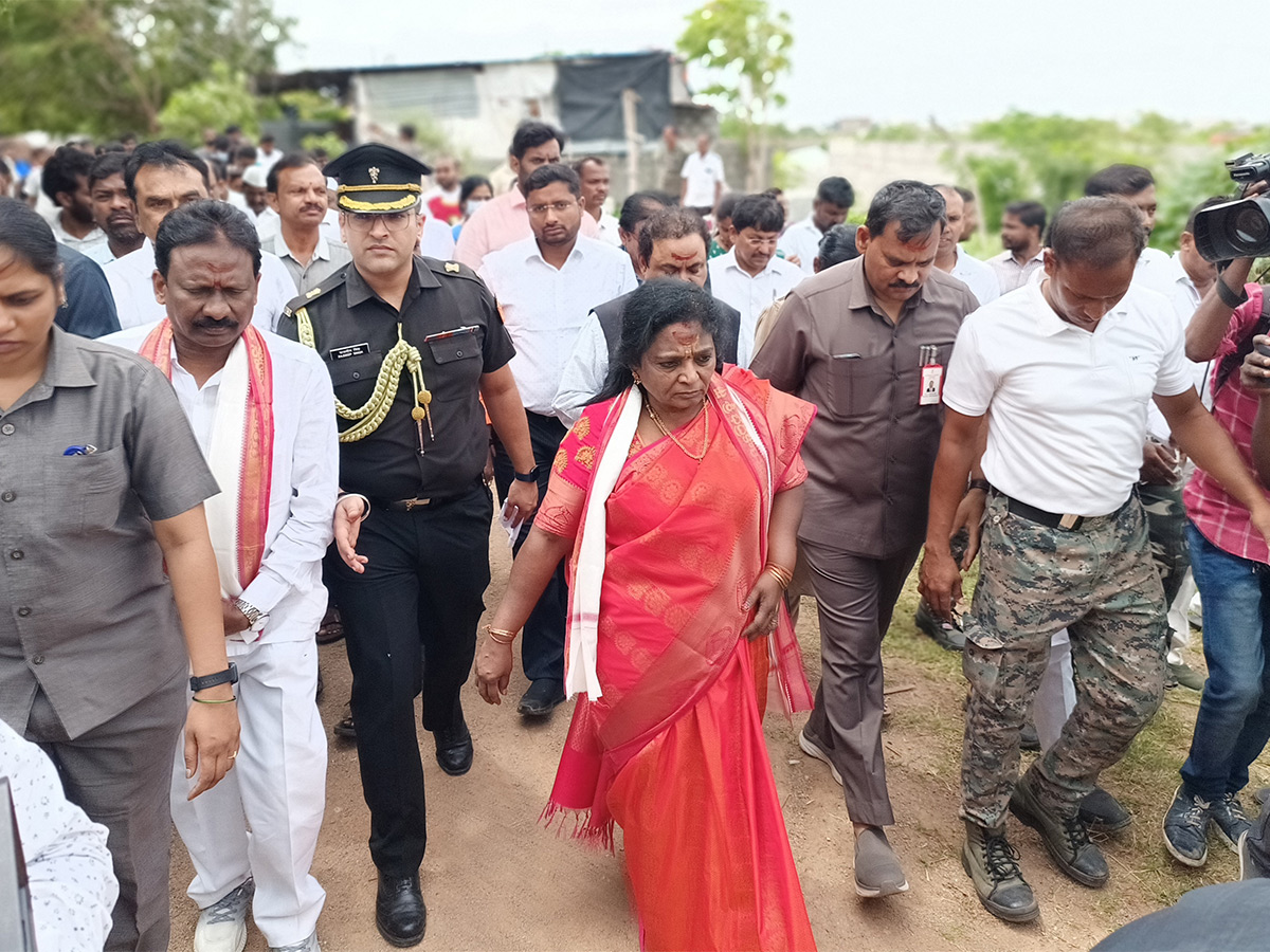 Governor_20Tamilisai_20Visits_20Flood_20Affected_20Areas_20in_20warangal_20Pics-19.jpg 16
