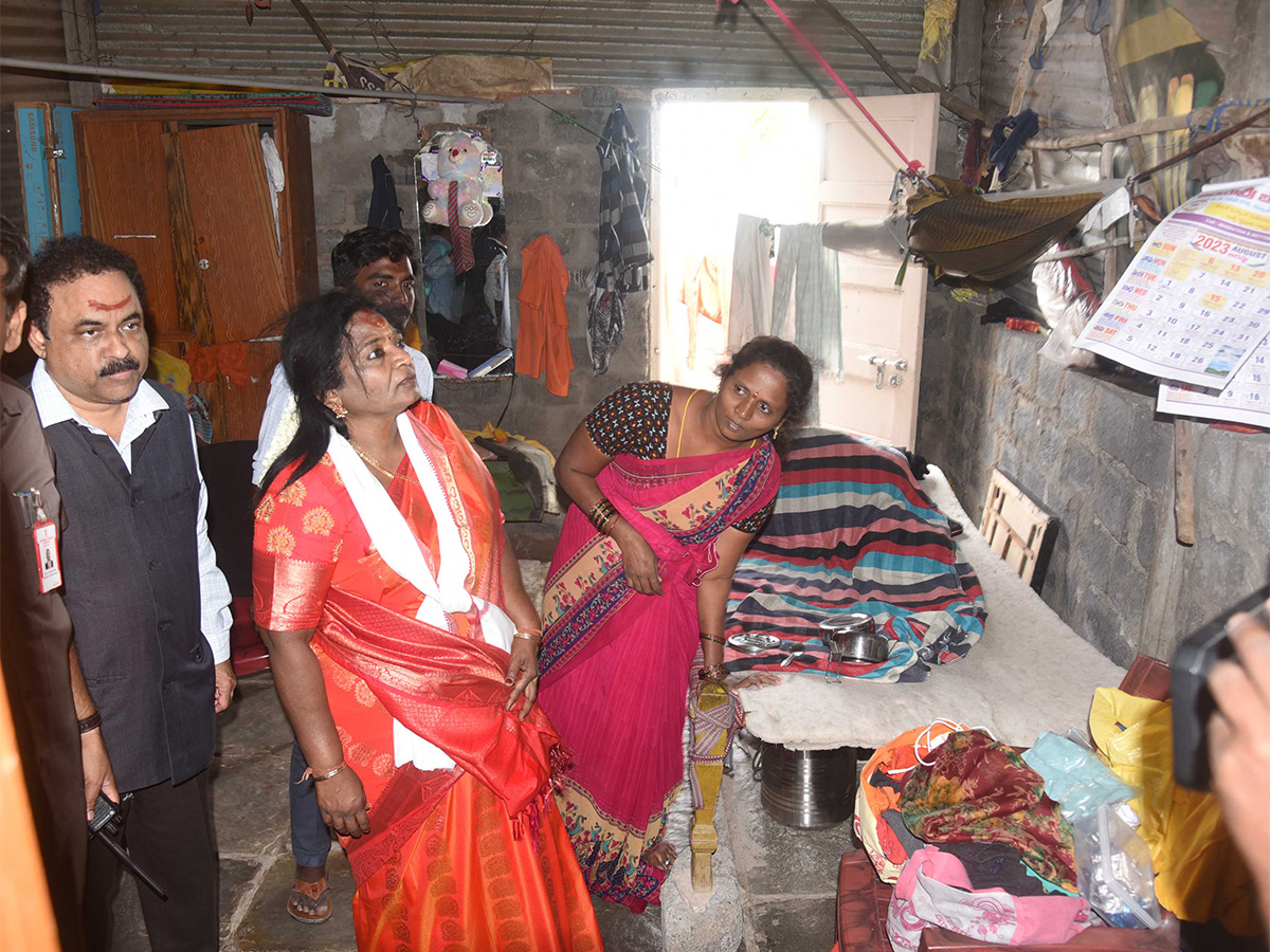 Governor_20Tamilisai_20Visits_20Flood_20Affected_20Areas_20in_20warangal_20Pics-2.jpg 2