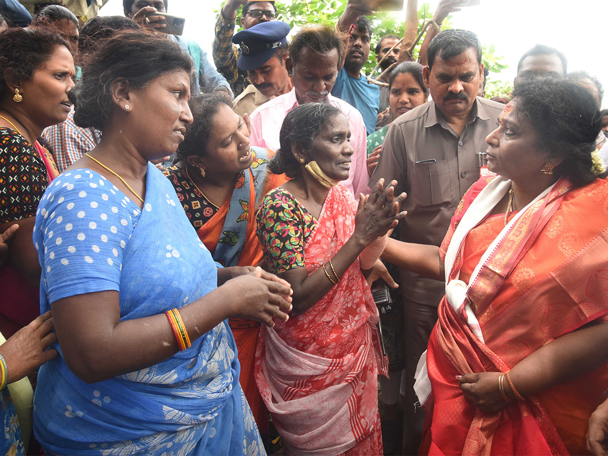 Governor_20Tamilisai_20Visits_20Flood_20Affected_20Areas_20in_20warangal_20Pics-20.jpg 17