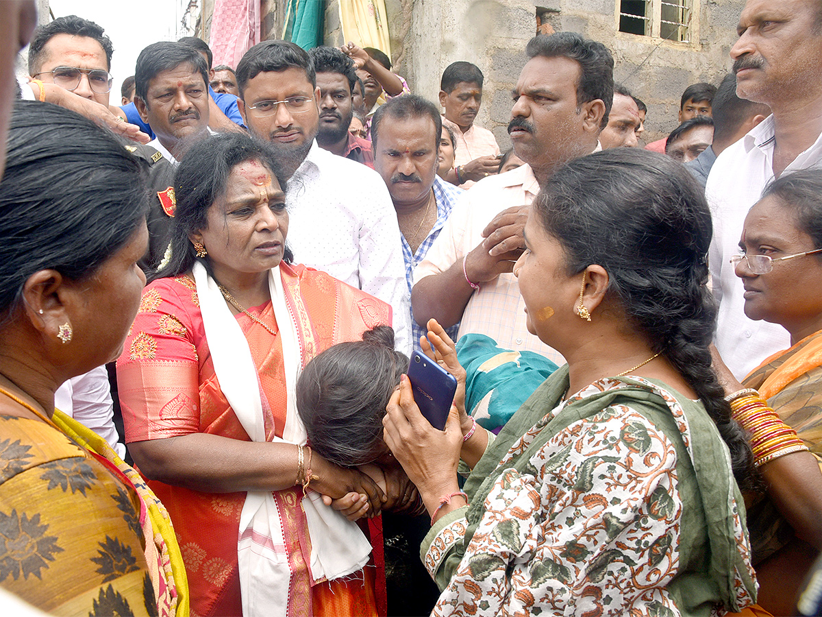 Governor_20Tamilisai_20Visits_20Flood_20Affected_20Areas_20in_20warangal_20Pics-21.jpg 18