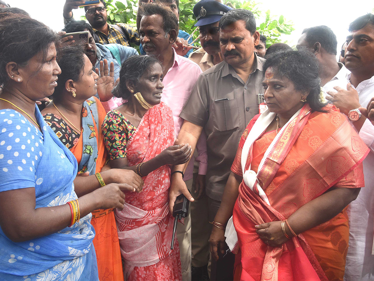 Governor_20Tamilisai_20Visits_20Flood_20Affected_20Areas_20in_20warangal_20Pics-22.jpg 19