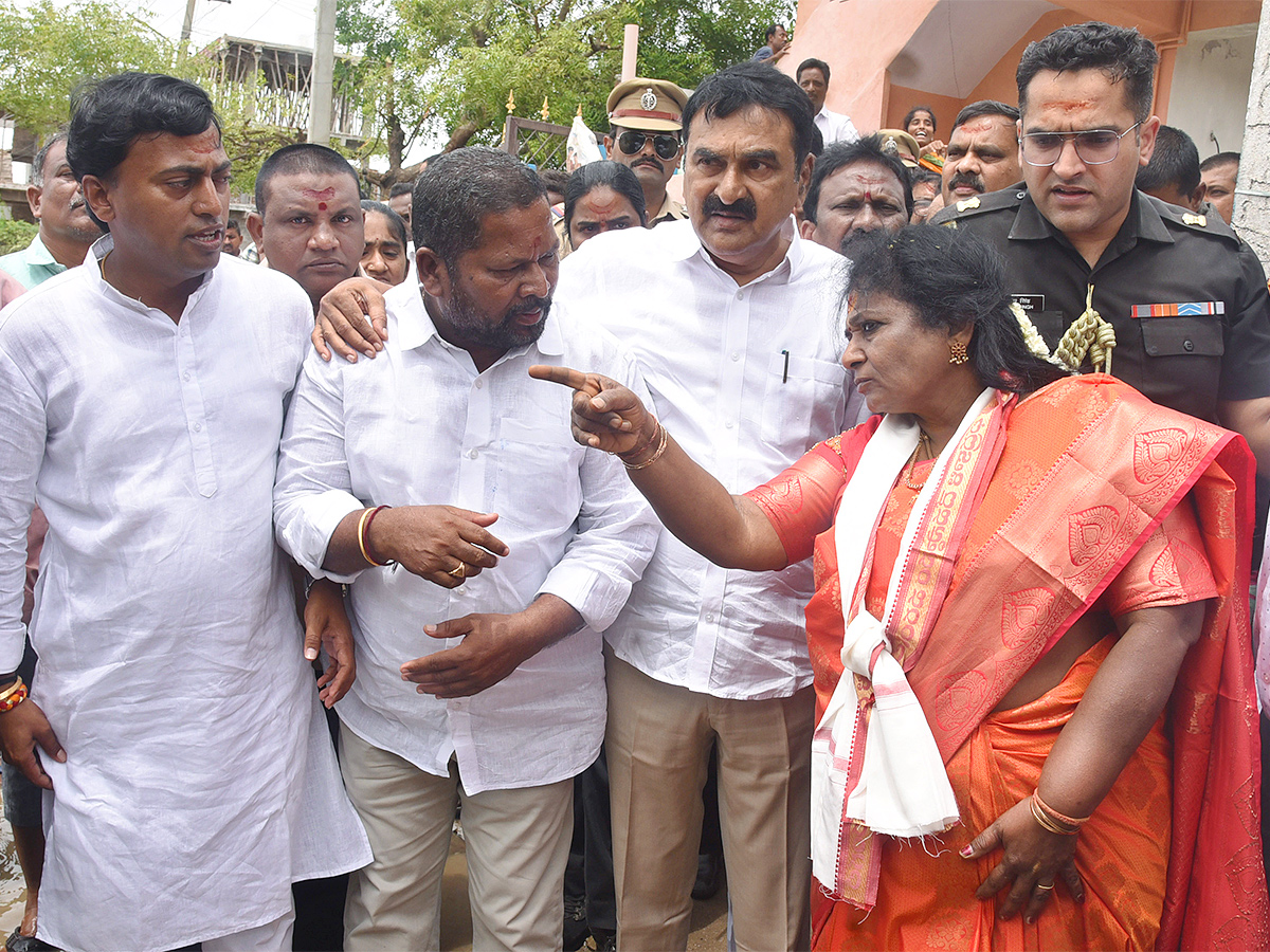 Governor_20Tamilisai_20Visits_20Flood_20Affected_20Areas_20in_20warangal_20Pics-24.jpg 21