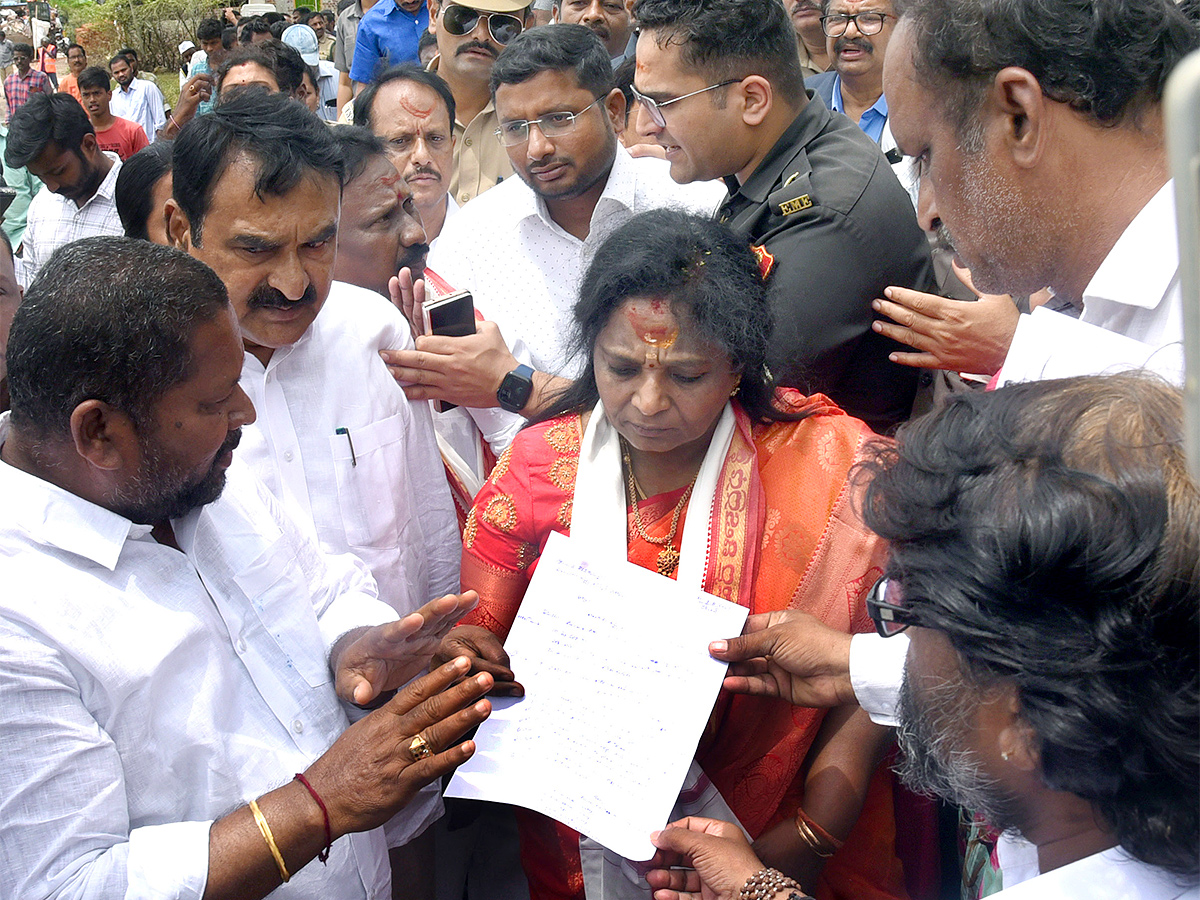 Governor_20Tamilisai_20Visits_20Flood_20Affected_20Areas_20in_20warangal_20Pics-25.jpg 22