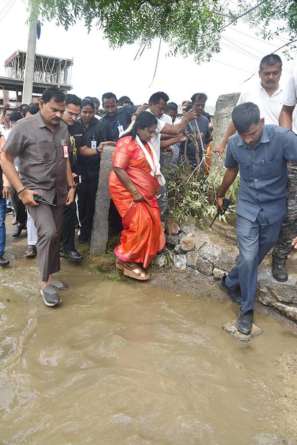 Governor_20Tamilisai_20Visits_20Flood_20Affected_20Areas_20in_20warangal_20Pics-26.jpg 23