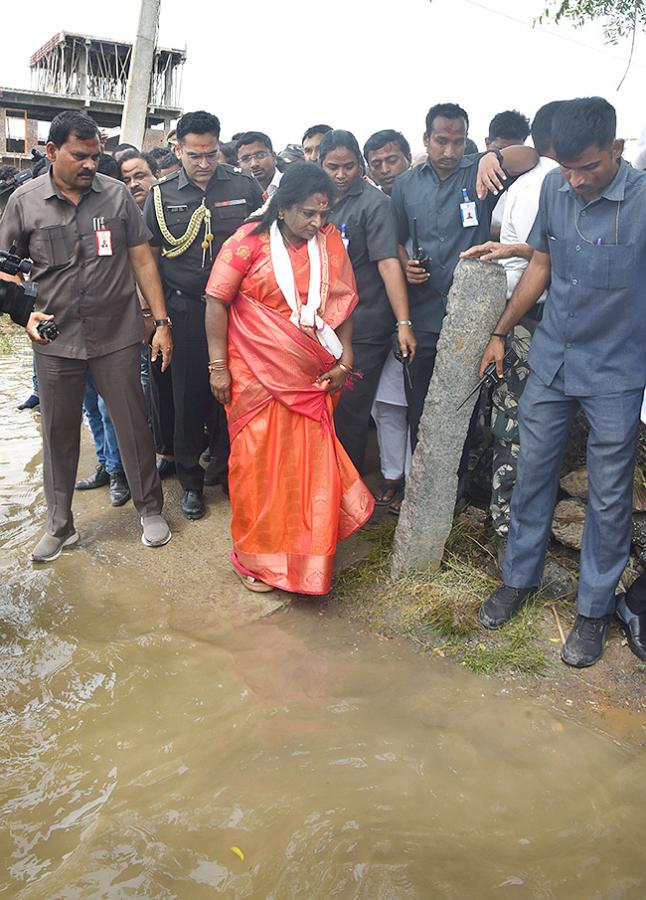Governor_20Tamilisai_20Visits_20Flood_20Affected_20Areas_20in_20warangal_20Pics-27.jpg 24