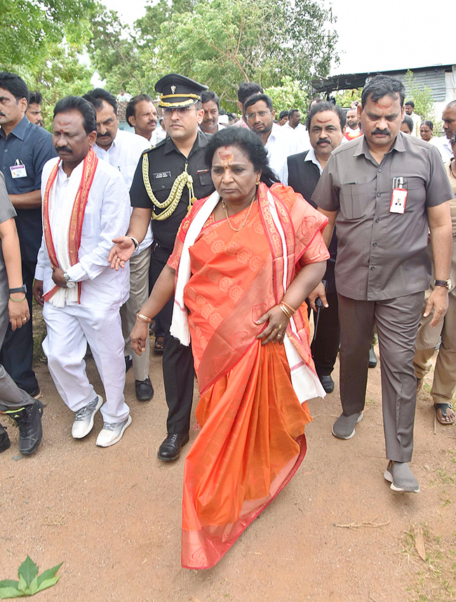 Governor_20Tamilisai_20Visits_20Flood_20Affected_20Areas_20in_20warangal_20Pics-28.jpg 25
