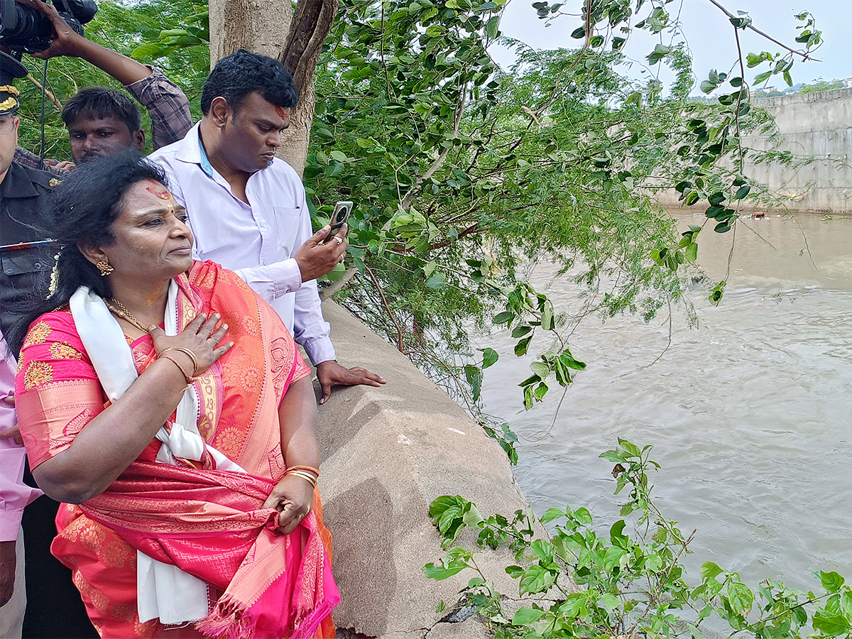 Governor_20Tamilisai_20Visits_20Flood_20Affected_20Areas_20in_20warangal_20Pics-29.jpg 26