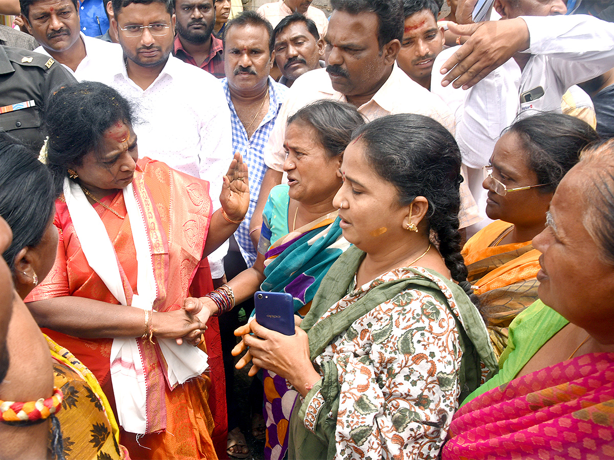 Governor_20Tamilisai_20Visits_20Flood_20Affected_20Areas_20in_20warangal_20Pics-3.jpg 3