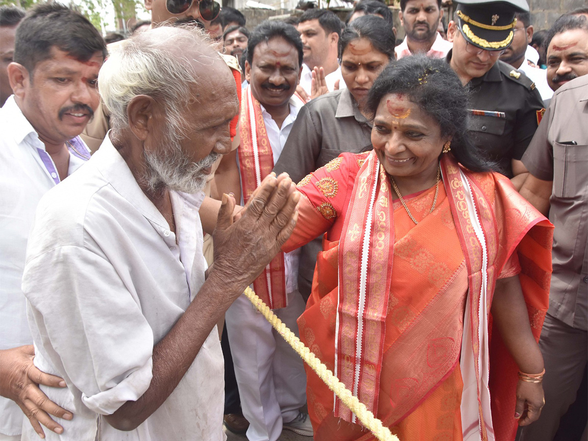 Governor_20Tamilisai_20Visits_20Flood_20Affected_20Areas_20in_20warangal_20Pics-4.jpg 4