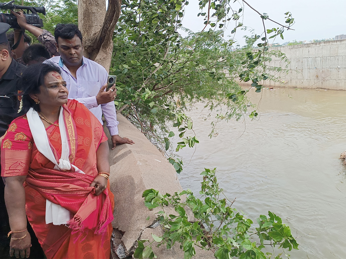 Governor_20Tamilisai_20Visits_20Flood_20Affected_20Areas_20in_20warangal_20Pics-5.jpg 5