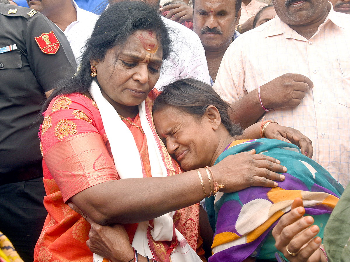 Governor_20Tamilisai_20Visits_20Flood_20Affected_20Areas_20in_20warangal_20Pics-6.jpg 6