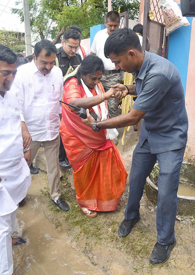 Governor_20Tamilisai_20Visits_20Flood_20Affected_20Areas_20in_20warangal_20Pics-7.jpg 7