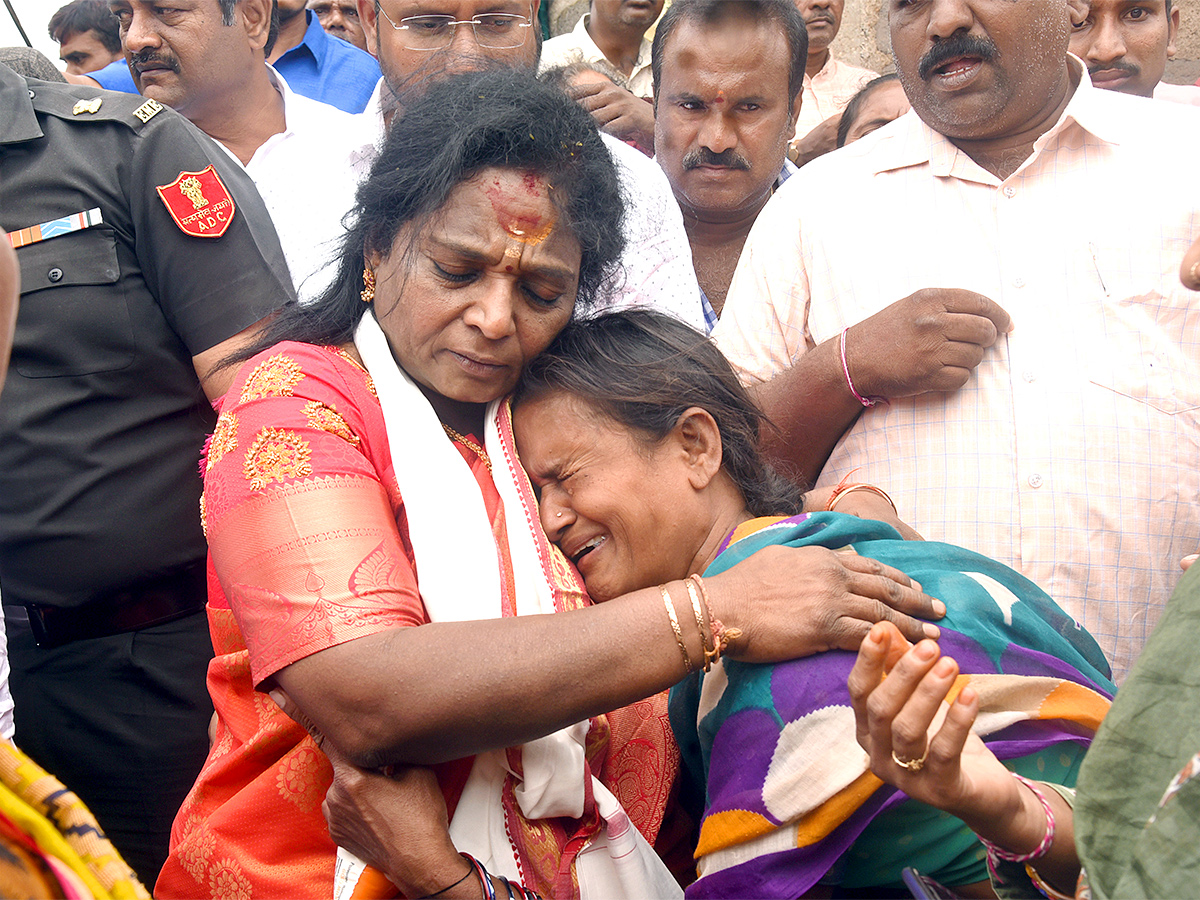 Governor_20Tamilisai_20Visits_20Flood_20Affected_20Areas_20in_20warangal_20Pics-9.jpg 8
