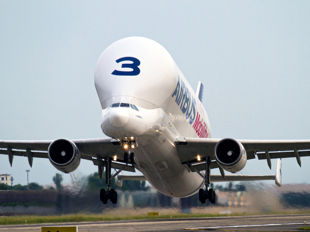 world_20largest_20cargo_20airplane_20Beluga_20Lands_20shamshabad_20airport_20Photos-5.jpg 5