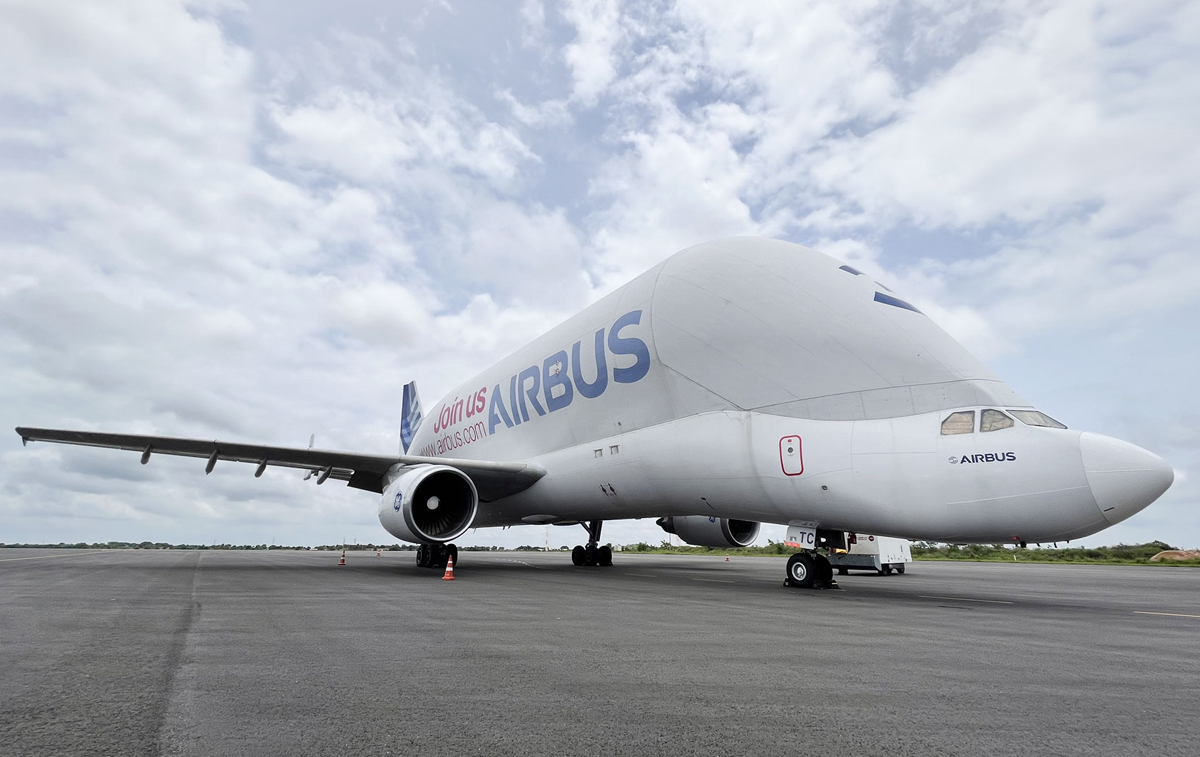 world_20largest_20cargo_20airplane_20Beluga_20Lands_20shamshabad_20airport_20Photos-6.jpg 6