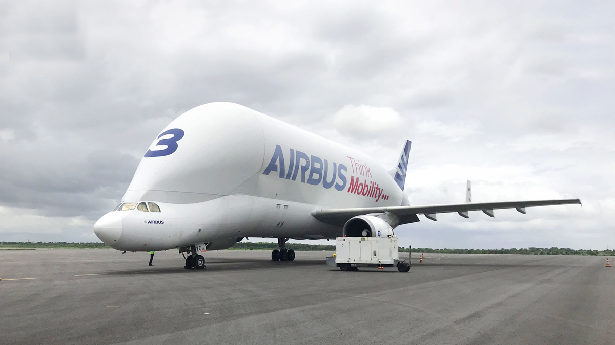 world_20largest_20cargo_20airplane_20Beluga_20Lands_20shamshabad_20airport_20Photos-8.jpg 8