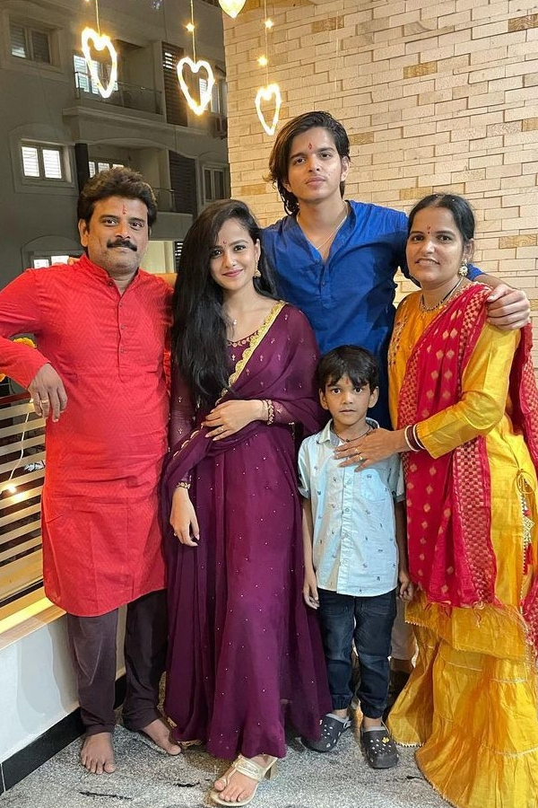 Baby_20heroine_20Vaishnavi_20Chaitanya_20Brother_20Photos_10.jpg 11