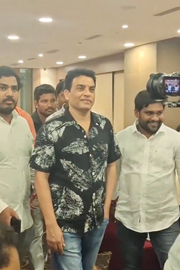 Producer_20Dil_20Raju_20And_20Brahmanandam_20Attend_20Racha_20Ravis_20birthday_20celebrations_20Photos_1.jpg 12