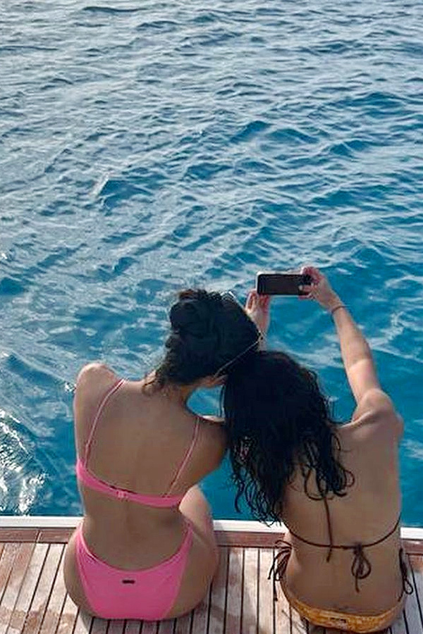 Ananya_20Panday_20pink_20bikini_20Photos_2.jpg 2