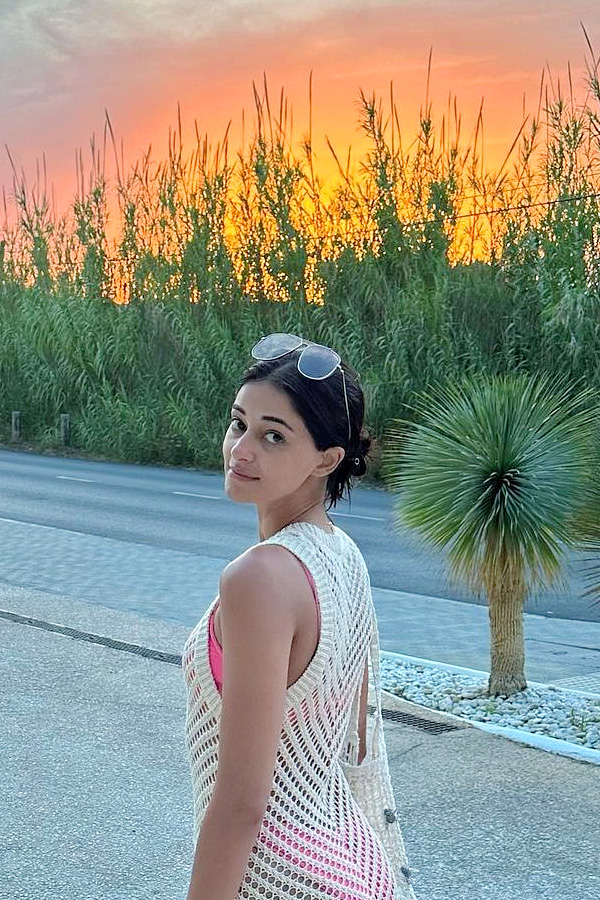 Ananya_20Panday_20pink_20bikini_20Photos_3.jpg 3