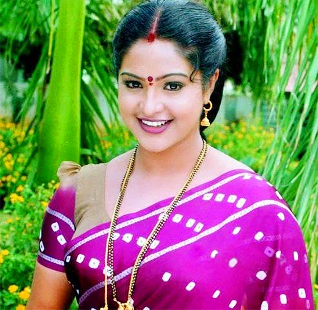 Beautiful_20And_20Glamorous_20Actress_20Raasi_20Unseen_20Photos_20Trending_20On_20Social_20Media-2.jpg 2
