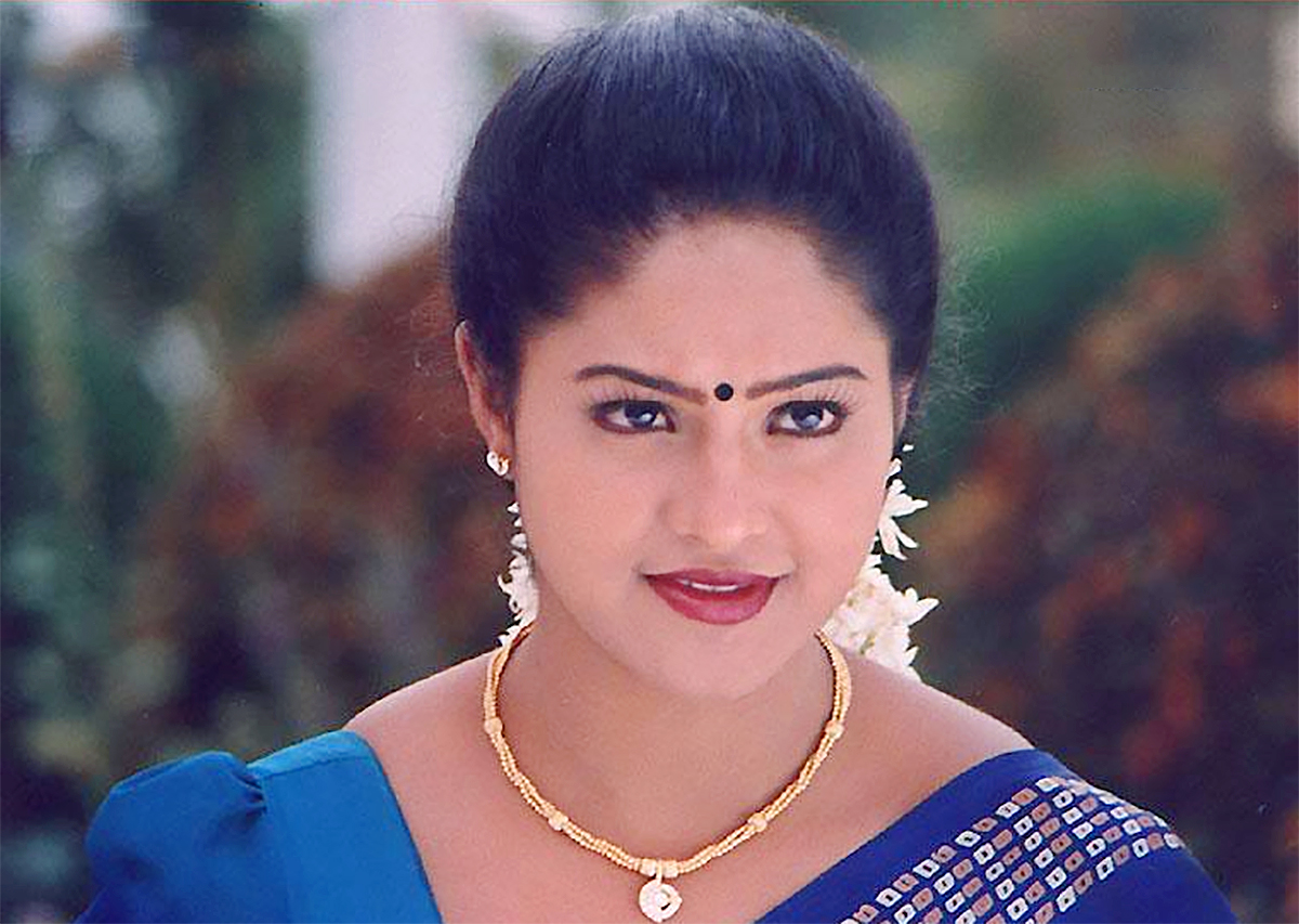 Beautiful_20And_20Glamorous_20Actress_20Raasi_20Unseen_20Photos_20Trending_20On_20Social_20Media-3.jpg 3