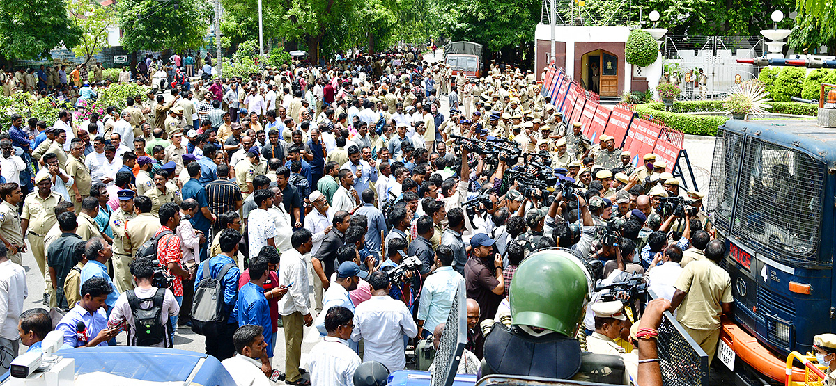Telangana_20Tsrtc_20Bandh_20Telangana_20State_20Wide_20Updates-21.jpg 19
