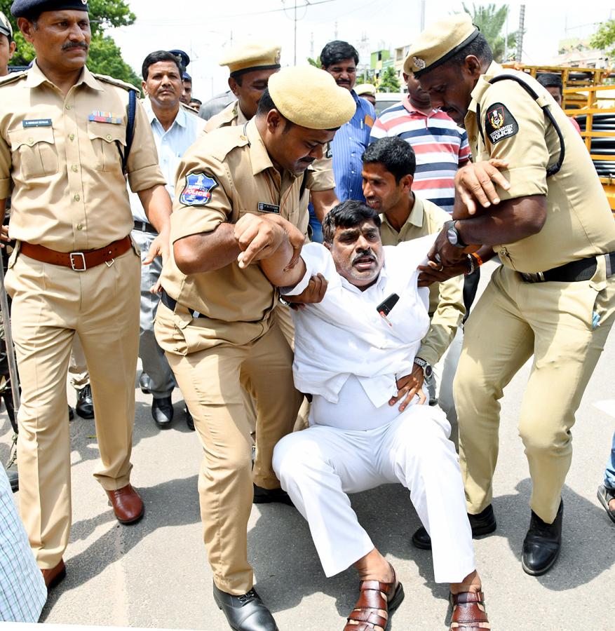Telangana_20Tsrtc_20Bandh_20Telangana_20State_20Wide_20Updates-29.jpg 26