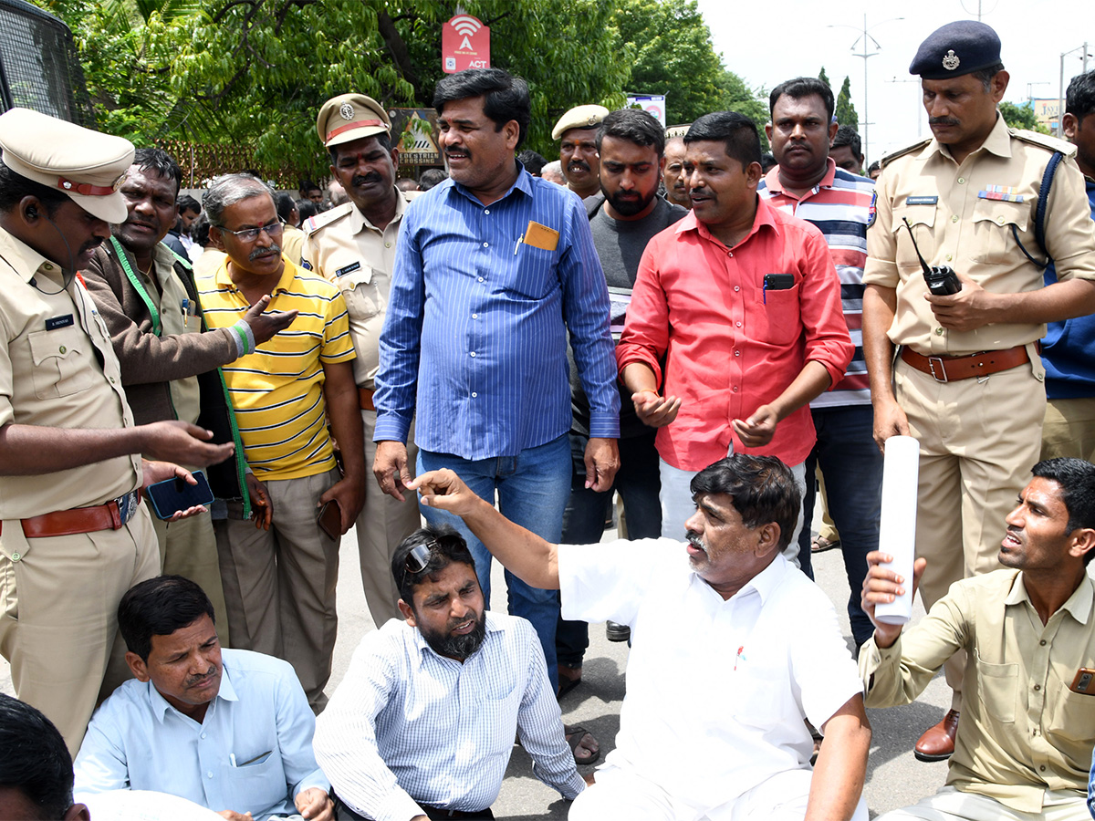Telangana_20Tsrtc_20Bandh_20Telangana_20State_20Wide_20Updates-30.jpg 27
