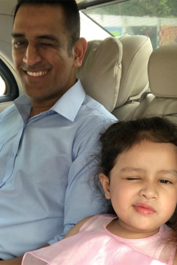 dhoni-ziva-in-car.jpg 2